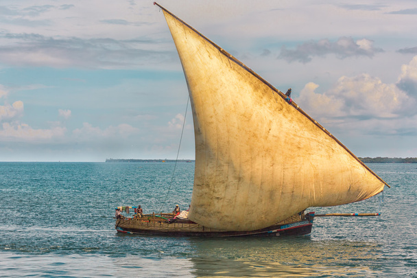 Barco viejo en el Océano Índico
 - Foto, imagen