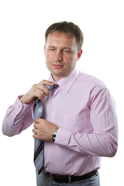 Hombre con expresión seria usando corbata
 - Foto, Imagen