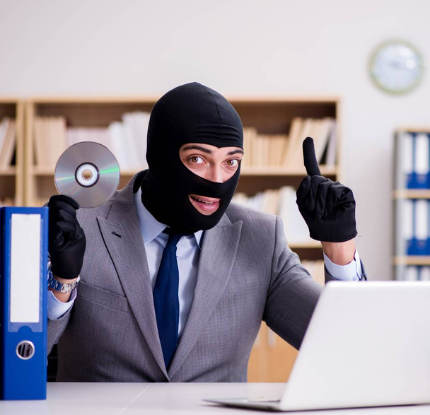 Bűnöző üzletember símaszkkal az irodában - Fotó, kép
