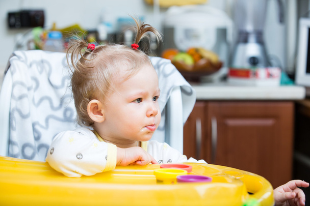 Portrait of child girl on kitchen - Foto, imagen