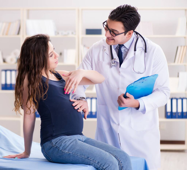 Medico esaminando paziente donna incinta - Foto, immagini