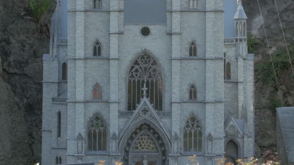 Inclinado hacia arriba de una fachada de catedral en miniatura - Imágenes, Vídeo