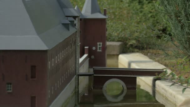 Suyun üzerinde minyatür bir köprü - Video, Çekim