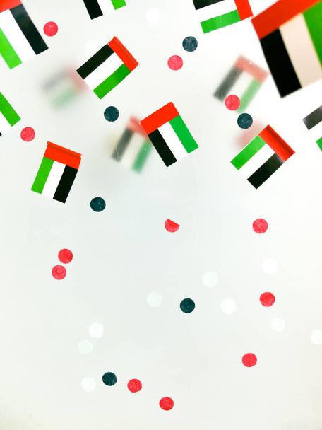 Yhdistyneet arabiemiirikunnat juhlivat itsenäisyyspäivää. 2. joulukuuta - Al-Imarat al-Arabiya al-Muttahida. Mottona on Jumala, kansakunta, presidentti. Anthem Flourish, kotimaani. Kansallisliput sumuisella taustalla. - Valokuva, kuva
