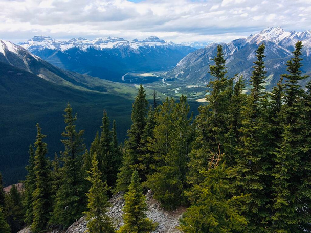 Impresionantes vistas del Parque Nacional Banff desde la cresta de la montaña de azufre - Foto, Imagen