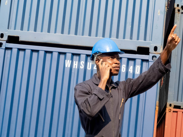 інженер-менеджер, розмовний телефонний погляд вказуючи палець роботи звіт складського терміналу контейнер імпортно-експортного бізнесу клієнтська логістика міжнародний
   - Фото, зображення
