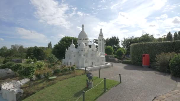 Miniaturowa biała katedra w parku - Materiał filmowy, wideo