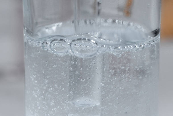 Huile Eco Mineral dans des bouteilles en verre avec compte-gouttes pipette. Gel sérum hyaluronique transparent et concept de soin de la peau. Vue horizontale supérieure. - Photo, image