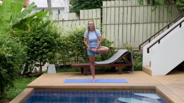 Ritual personal de hatha yoga cerca de la piscina - Imágenes, Vídeo