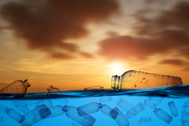 海に浮かぶペットボトル、自然汚染の概念 - 写真・画像