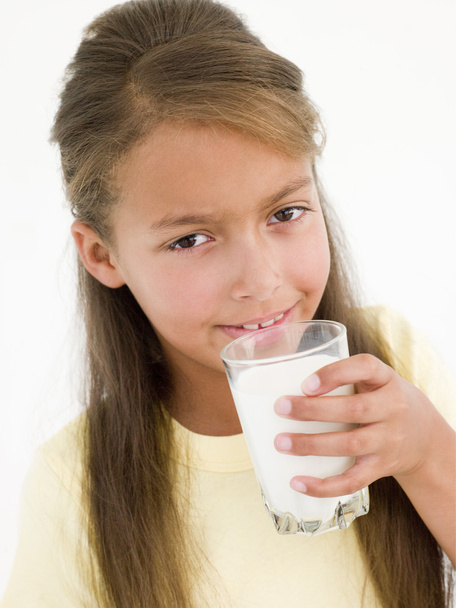junges Mädchen trinkt Glas Milch - Foto, Bild
