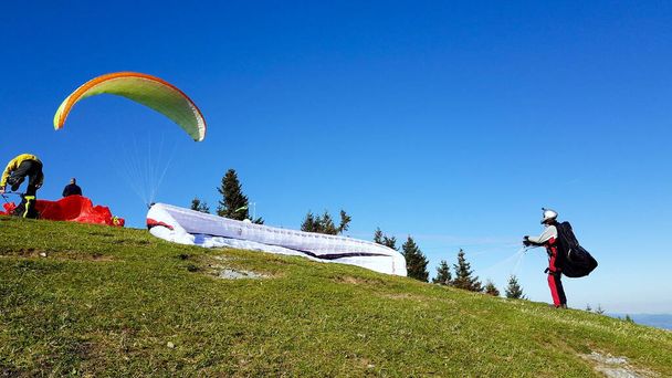 Parapente Lanzamiento de la colina, luz del día soleado, verano. Parapente parapente montañas. - Foto, Imagen
