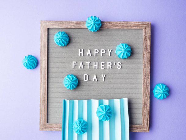 Happy fathers day greeting card with letter board and blue meringues - Foto, imagen