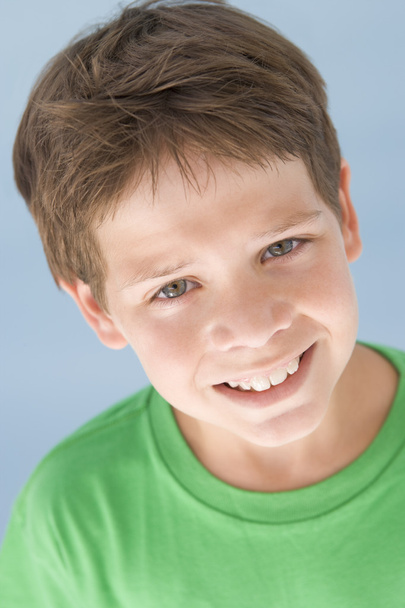 Young boy smiling - 写真・画像