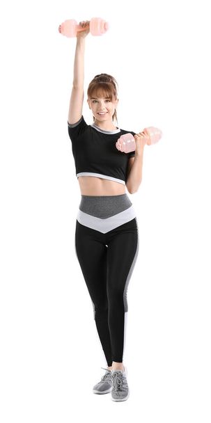 Sporty giovane donna formazione con manubri su sfondo bianco - Foto, immagini