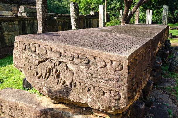 Kivikirja (Gal potha) Kivimerkinnät muinaisessa Polonnaruwan kaupungissa Sri Lankassa UNESCOn maailmanperintökohde - Valokuva, kuva