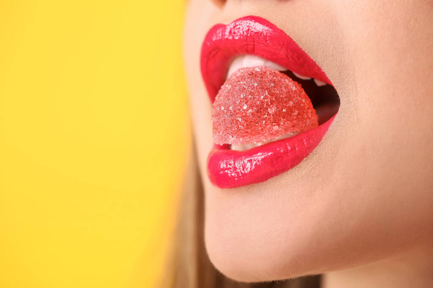 Beautiful young woman with sweet candy, closeup - Foto, afbeelding
