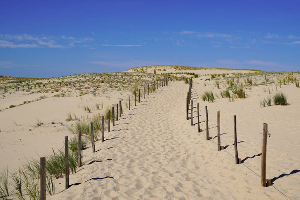 Caminho de areia acesso ao mar de praia com cerca no verão - Foto, Imagem