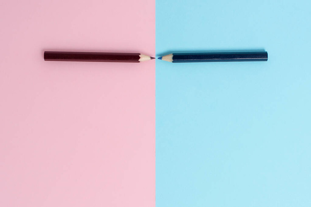 Сравнение двух объектов блоки карандаши наклейки Заметки, обращенные внутрь наружу, делая размышления об устройстве на отдельном цветном фоне сняты в плоской перспективе слоя - Фото, изображение