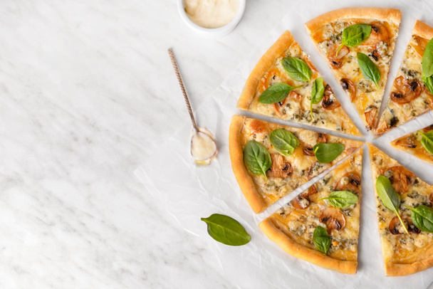Tranches de pizza végétarienne aux épinards et champignons sur table lumineuse - Photo, image