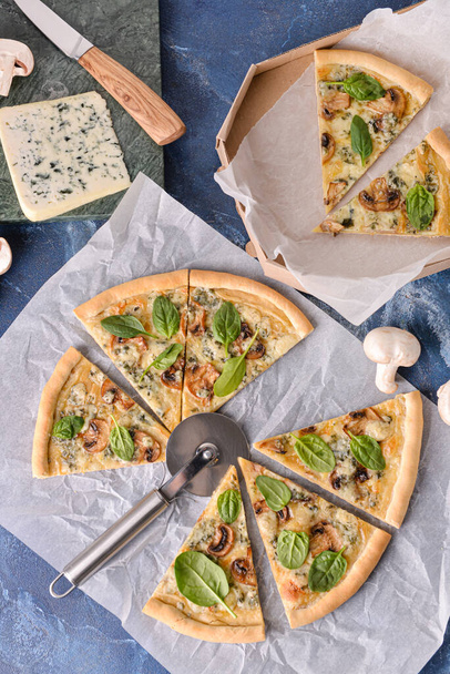 Složení s chutnou vegetariánskou pizzou na barevném pozadí - Fotografie, Obrázek