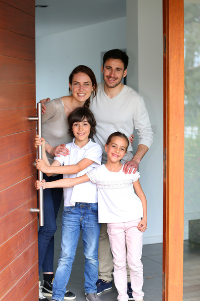 Family welcome people in home - Foto, Imagen