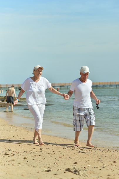 coppia anziana sulla spiaggia - Foto, immagini