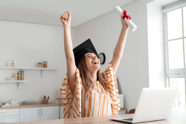 Glückliche Studentin an ihrem Abschlusstag zu Hause. Konzept des Online-Studiums - Foto, Bild