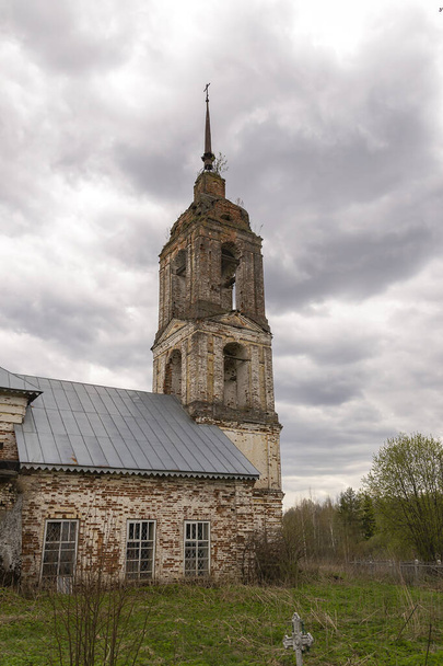 Der Glockenturm der Dorfkirche, das Dorf Shishkino, Gebiet Kostroma, Russland. Baujahr ist 1746. - Foto, Bild