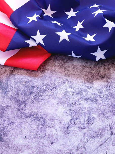 Американський прапор на честь Дня пам'яті на сірому тлі, 4 липня. Концепція Дня Незалежності. Копіюйте місце для вашого тексту. - Фото, зображення