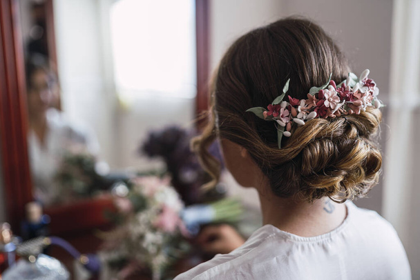 A closeup shot of a beautiful bride preparing for the wedding - Foto, Imagen