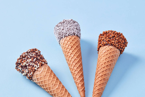 cones de sorvete no fundo azul - Foto, Imagem