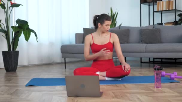 Жінка сидить на килимку для йоги каже тренеру з фітнесу, показує, які м'язи він хоче побудувати
 - Кадри, відео