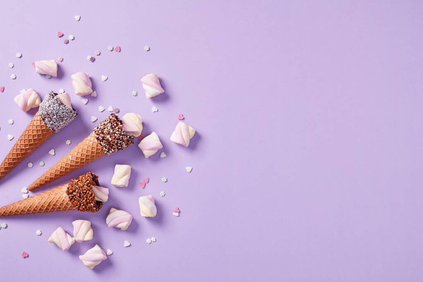 Conos de helado con mars mellows - Foto, Imagen