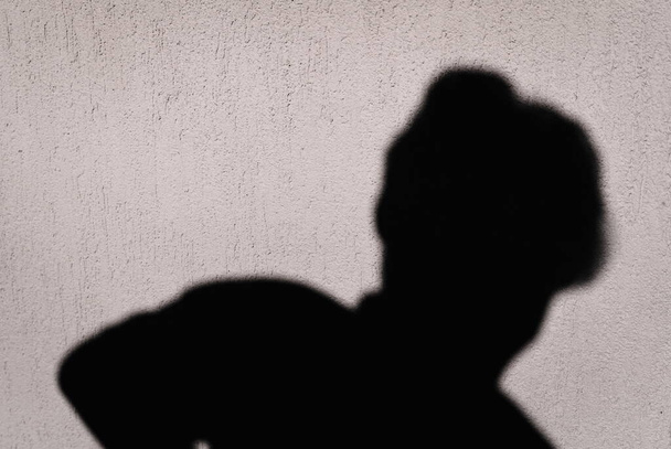 Sombra de um homem na parede de uma casa em um dia ensolarado  - Foto, Imagem