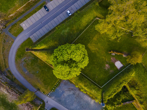 An overhead shot of a city park with green fields and a parking space - Foto, Imagen