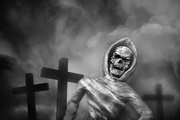 squelette de cadavre émergé de la tombe. ressusciter d'entre les morts, concept halloween - Photo, image