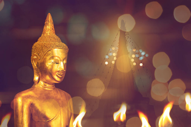 buddha imagem no templo noite clara justo com pagode no fundo - Foto, Imagem