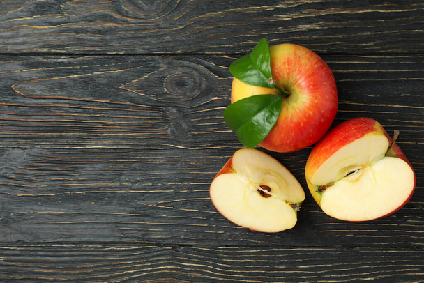 Tasty ripe red apples on wooden table - Фото, зображення
