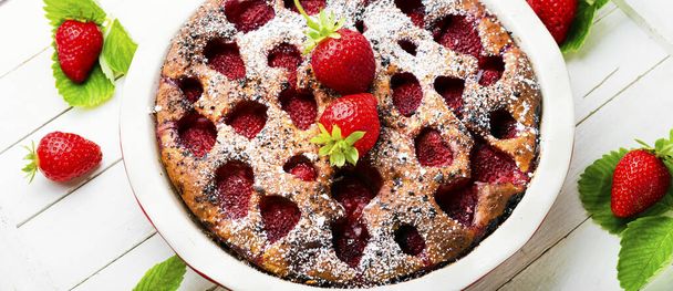 Délicieuse tarte maison aux fraises. Dessert aux fruits d'été. - Photo, image