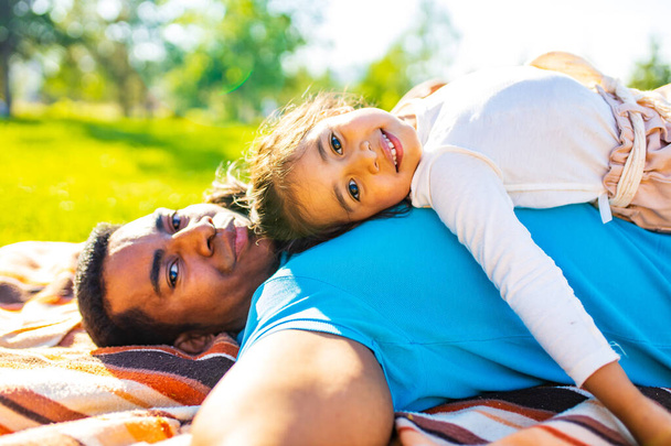 otcové den oslavy šťastný afro Američan muž s jeho roztomilé dítě v letním parku baví spolu - Fotografie, Obrázek