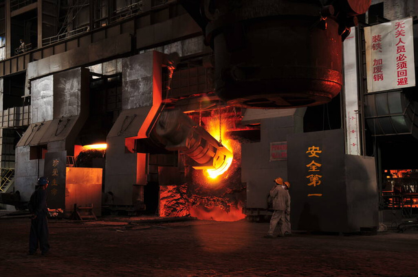 Metaalgietwerk, in de staalfabriek - Foto, afbeelding