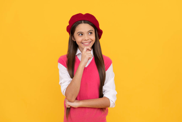 přemýšlivý dospívající školní dívka ve francouzštině baret na žlutém pozadí, myslím - Fotografie, Obrázek