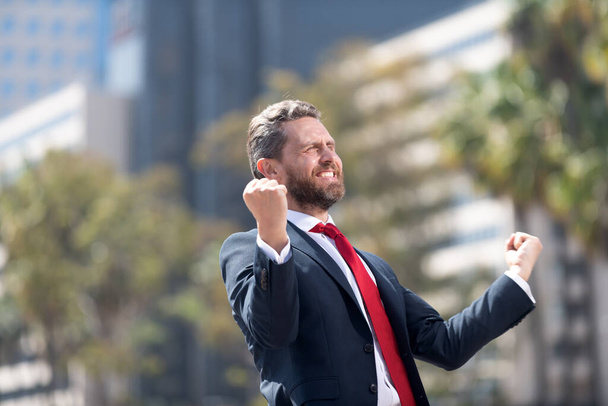 uomo felice uomo d'affari in giacca e cravatta rossa che celebra il successo aziendale esprimere felicità, successo - Foto, immagini