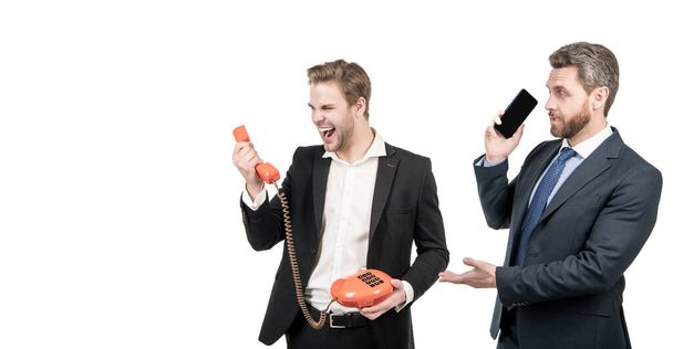 Адвокат с сотовым смотрит на разъяренного брокера, кричащего в телефонном приемнике, плохая связь - Фото, изображение