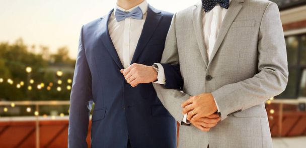 close up de feliz masculino gay casal no festa - Foto, Imagem
