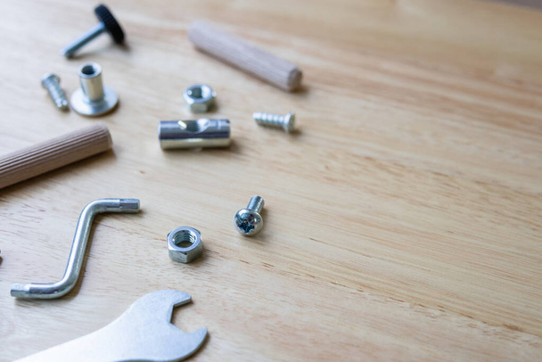 Montage Möbel Werkzeugsatz mit Schraubdübelschlüssel und Schraube auf Holztisch - Foto, Bild