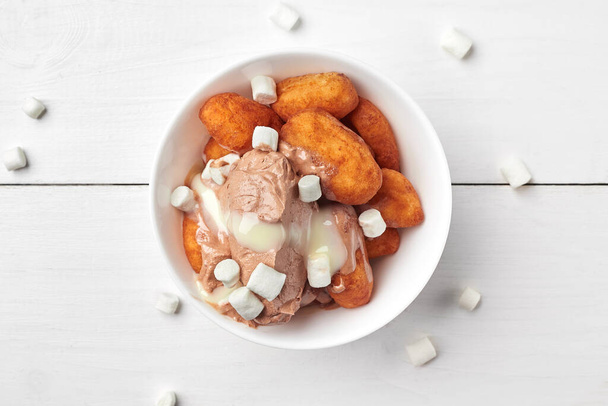 tvarohové krokety s čokoládovou zmrzlinou a marshmallow - Fotografie, Obrázek