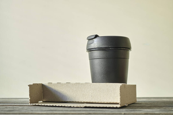 Una foto de estudio de una bandeja de café para llevar - Foto, imagen