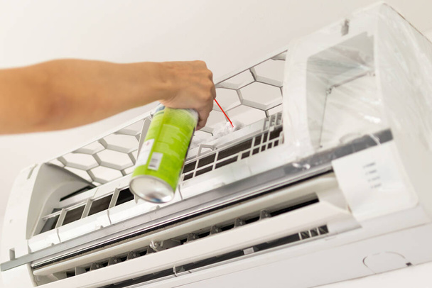 pulizia del condizionatore d'aria con detergente spray foam - Foto, immagini